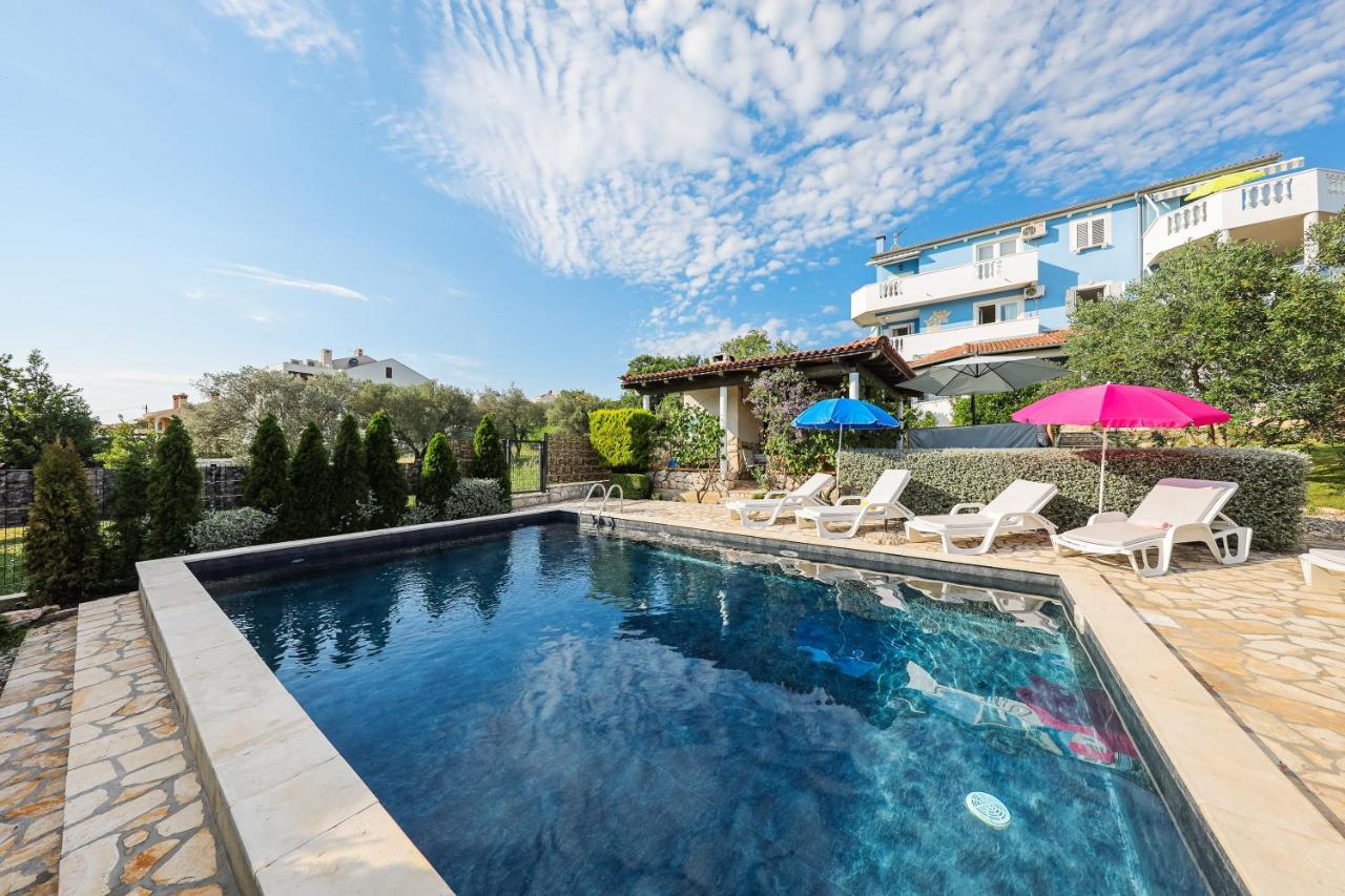 Luton Zadar Heating Pool & Jacuzzi Apartment