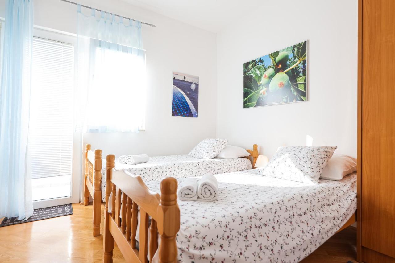 Luton Zadar Heating Pool & Jacuzzi Apartment *