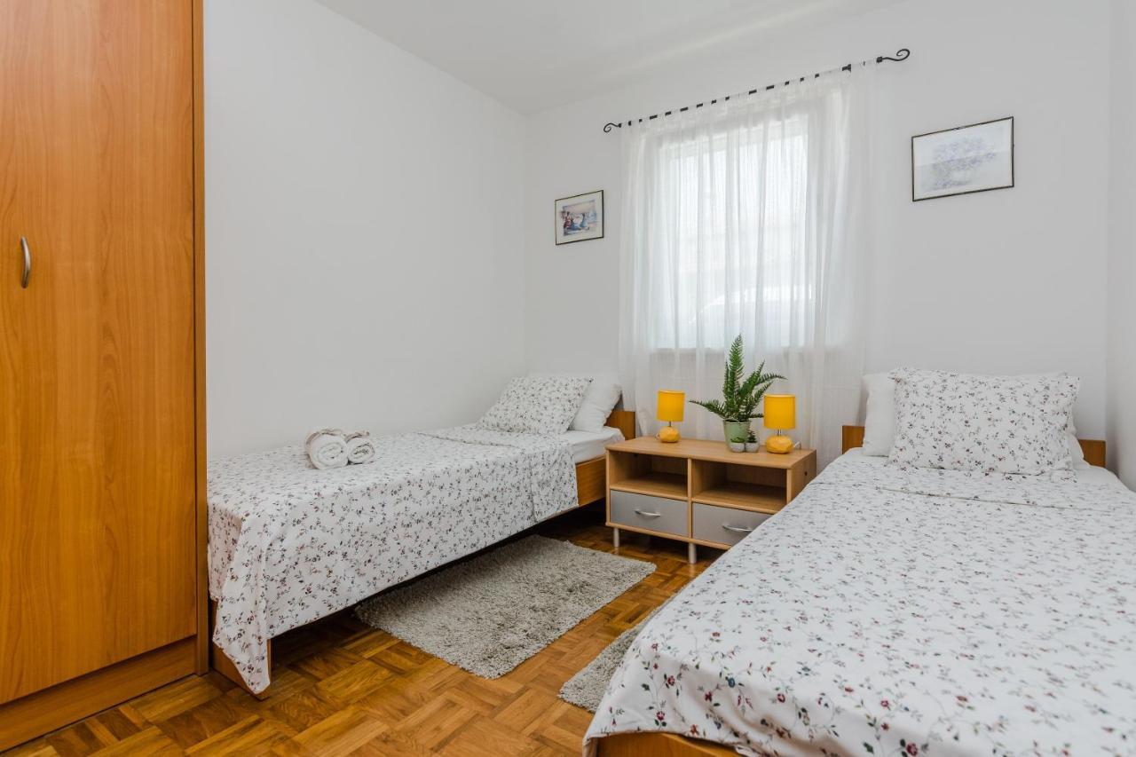 Luton Zadar Heating Pool & Jacuzzi Apartment *
