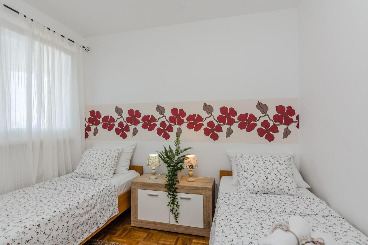 Luton Zadar Heating Pool & Jacuzzi Apartment *