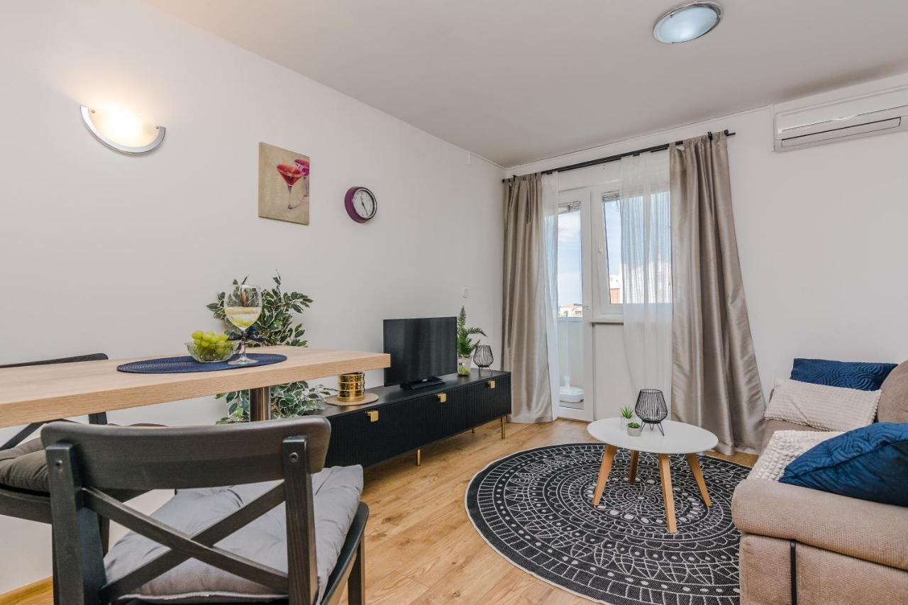 Luton Zadar Heating Pool & Jacuzzi Apartment