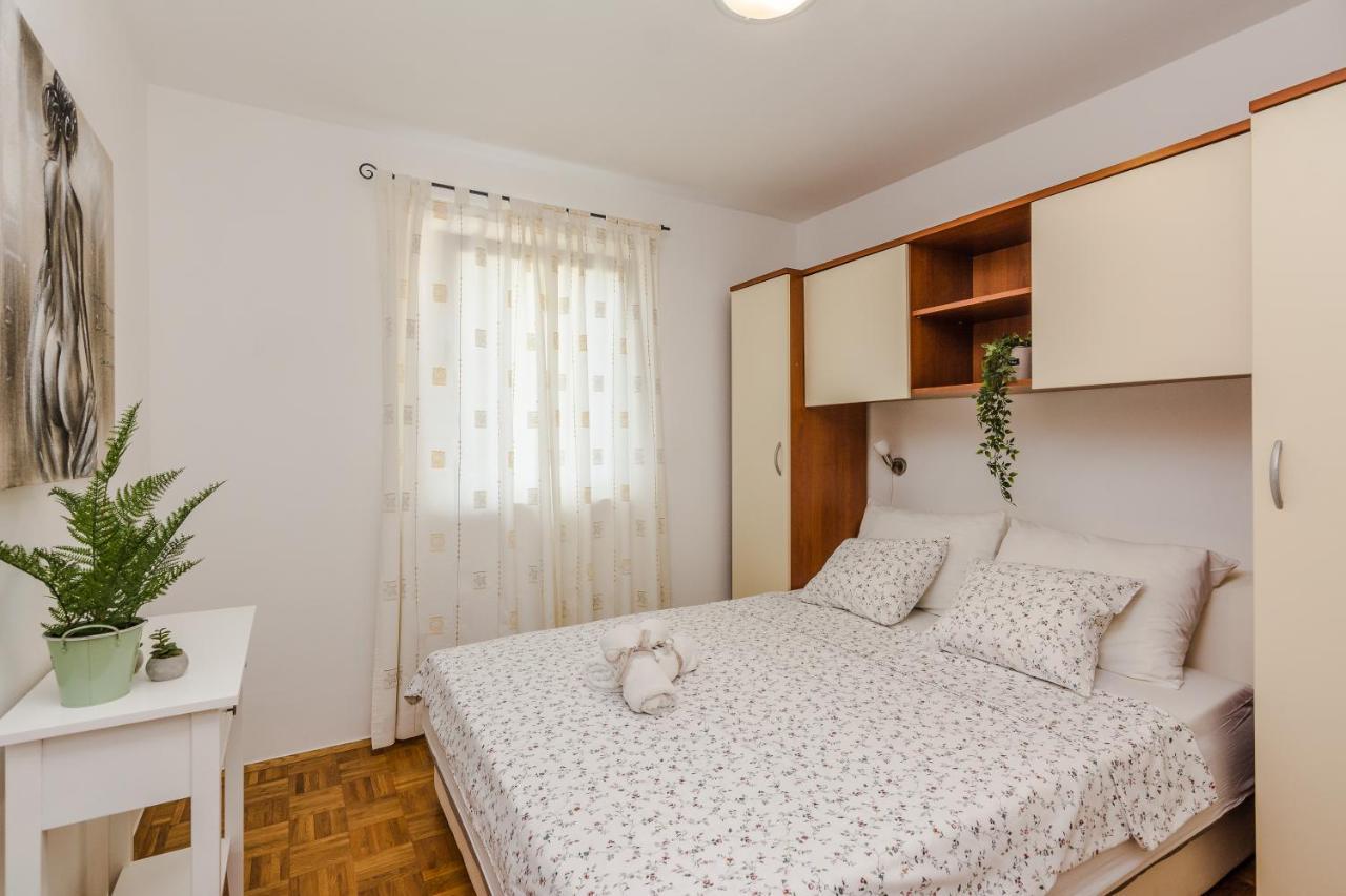 Luton Zadar Heating Pool & Jacuzzi Apartment