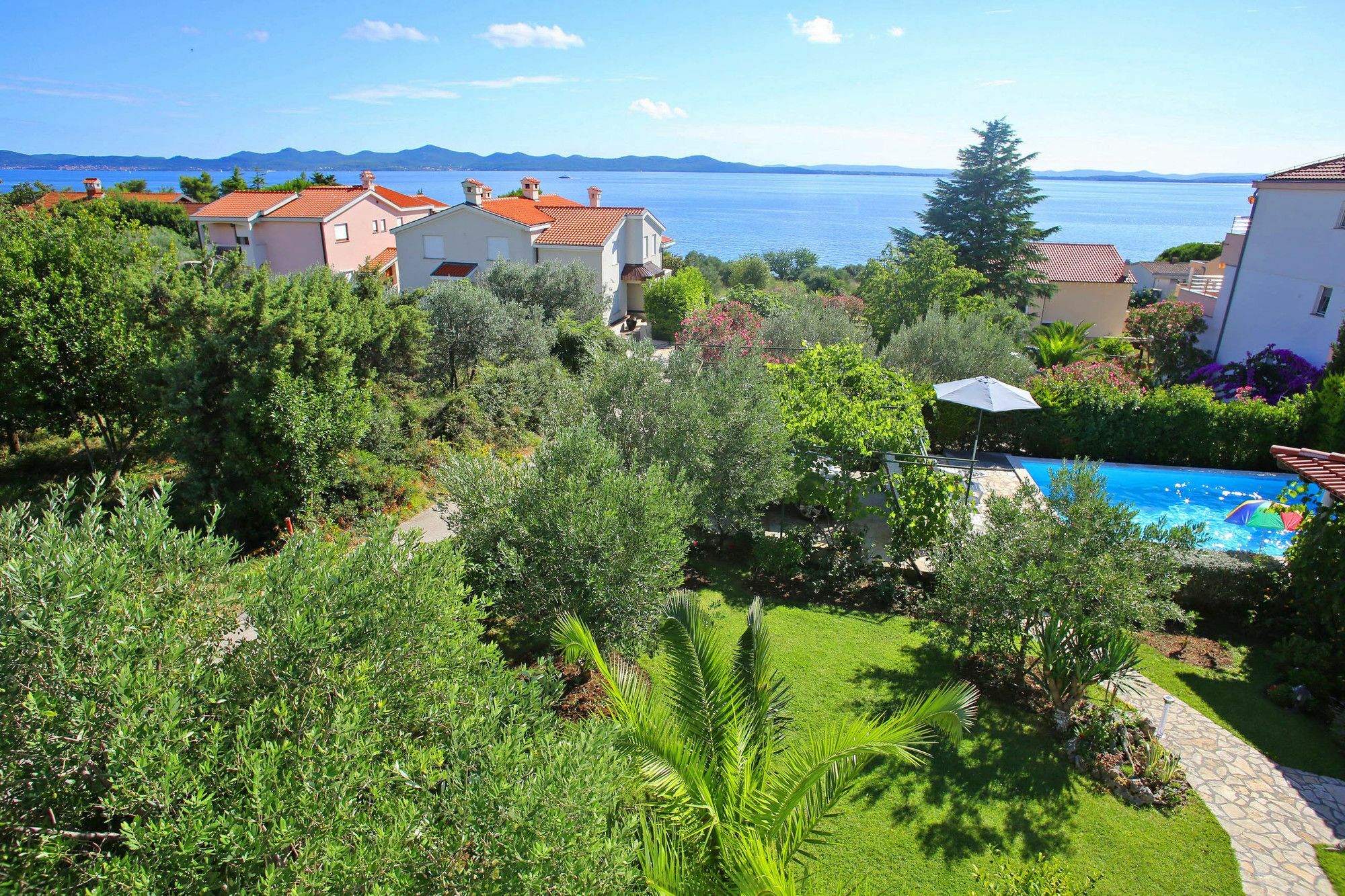 Luton Zadar Heating Pool & Jacuzzi Apartment