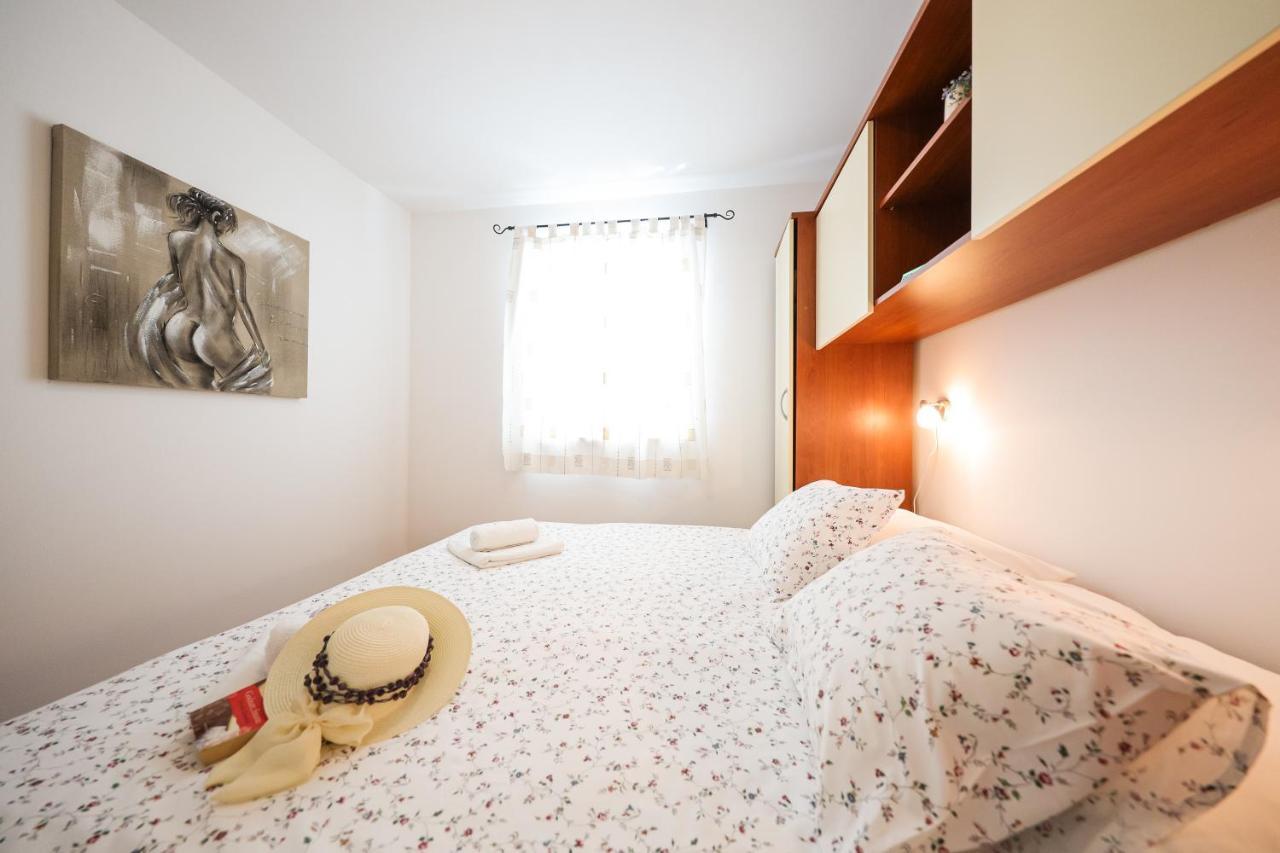 Luton Zadar Heating Pool & Jacuzzi Apartment